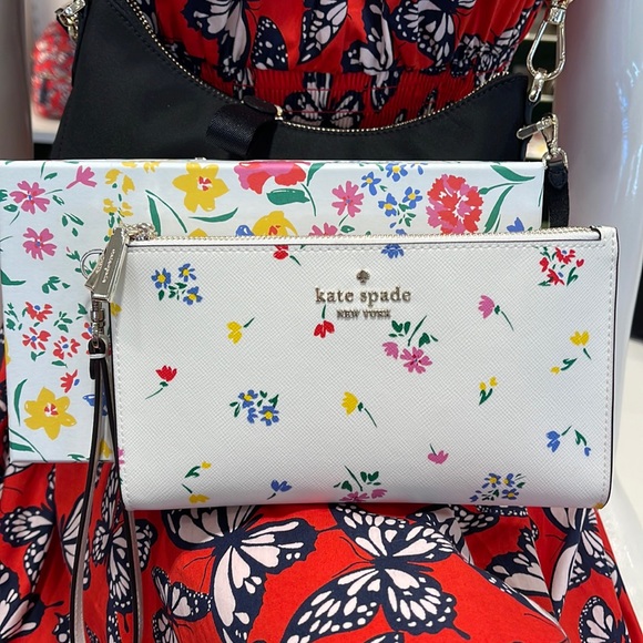 kate spade Handbags - Kate Spade Staci Garden Bouquet Boxed Zip Wristlet
Cream Multi